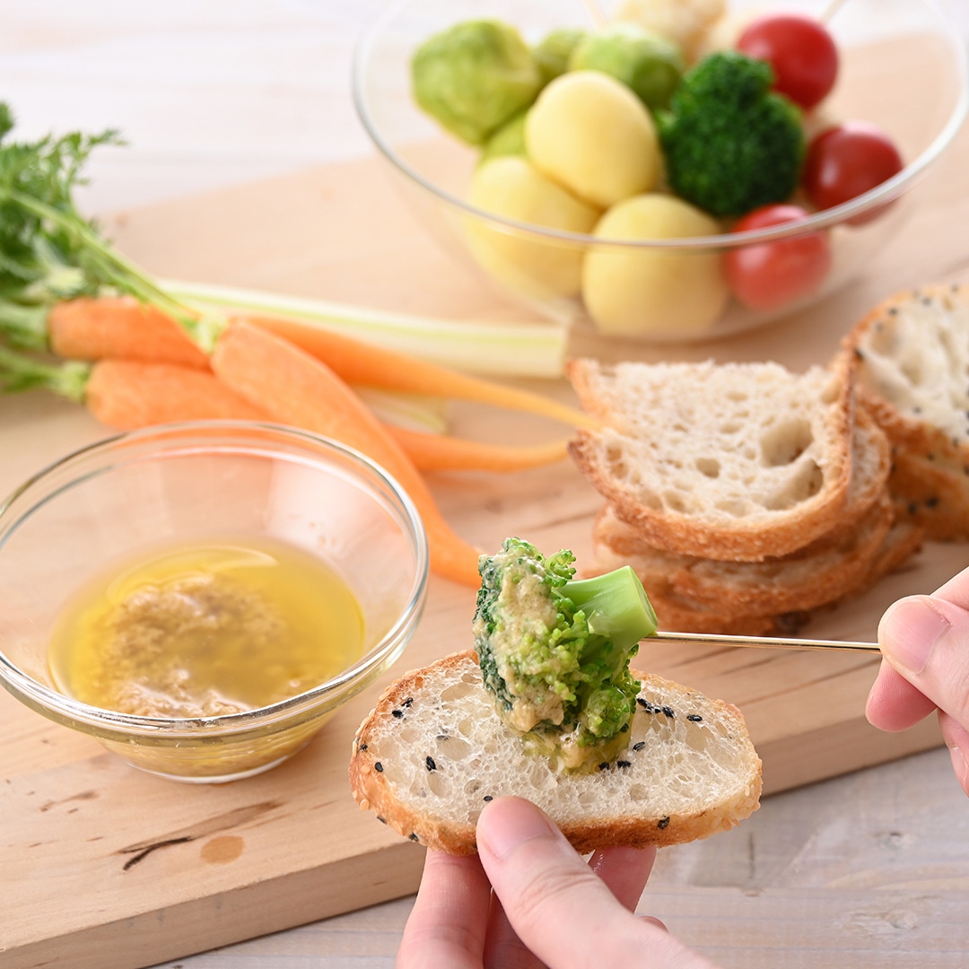 パンにつけるバーニャカウダ *