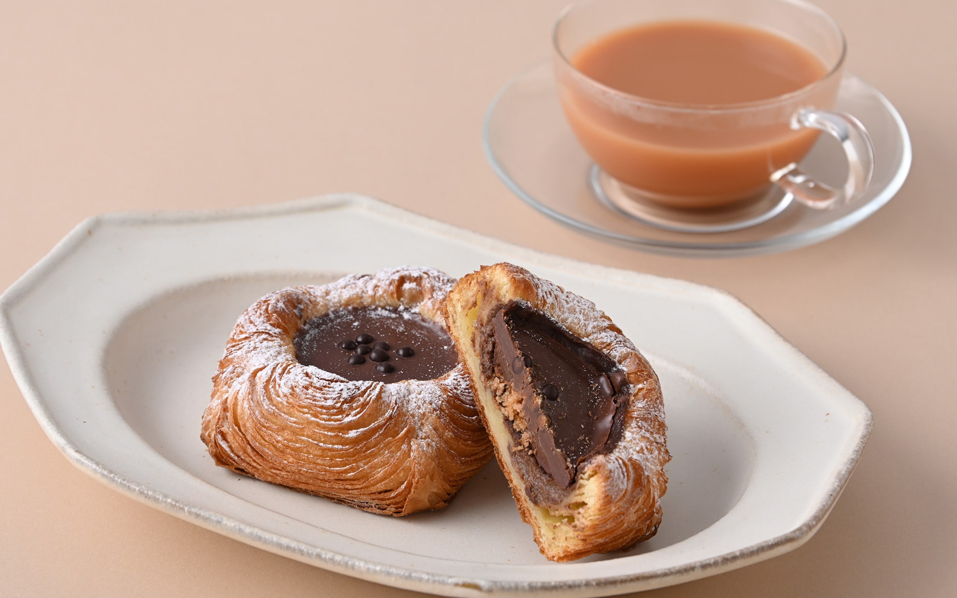 チョコのパンとご一緒に「アーモンドミルクティー」