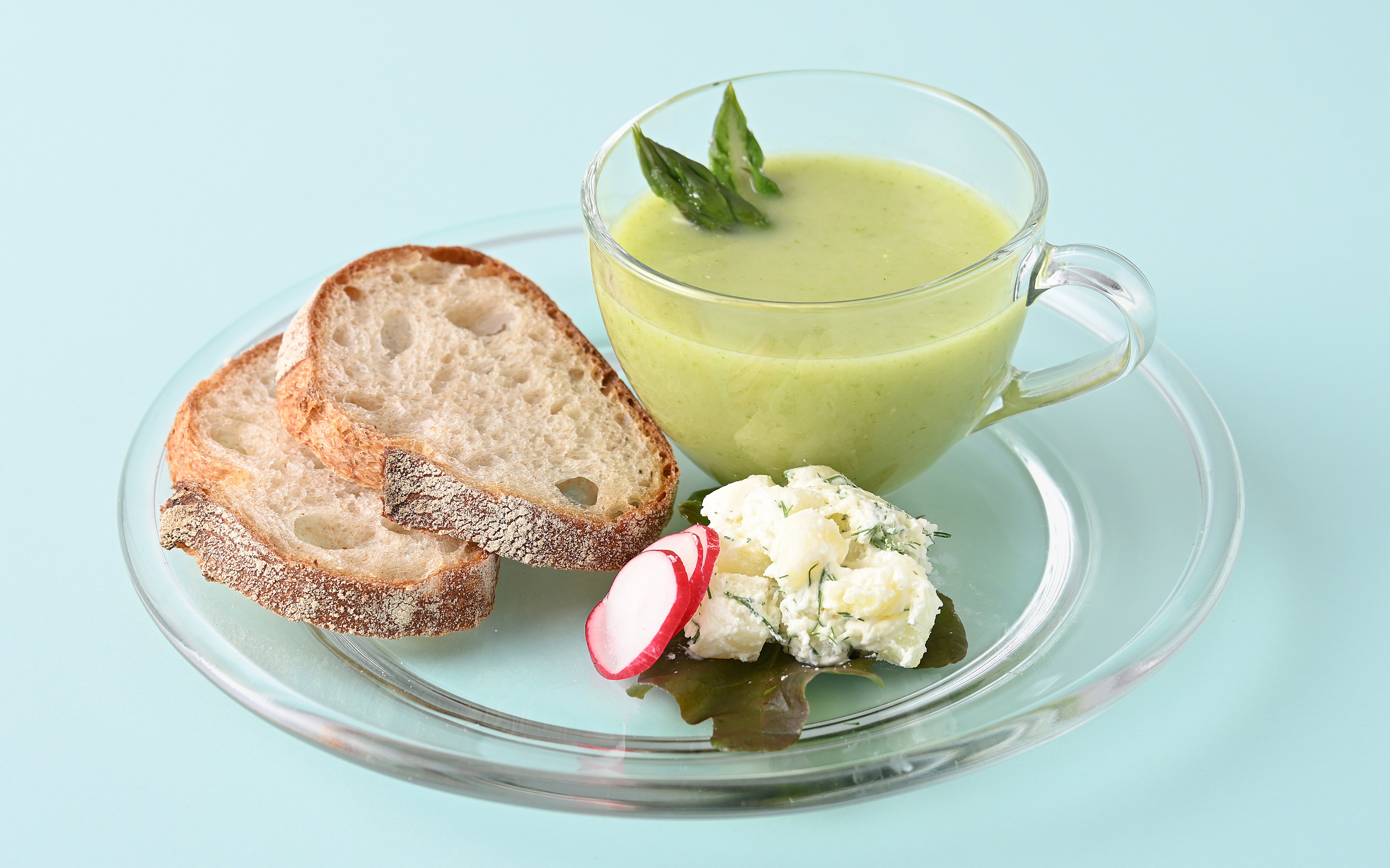 グリーンアスパラガスと新玉ねぎのスープ