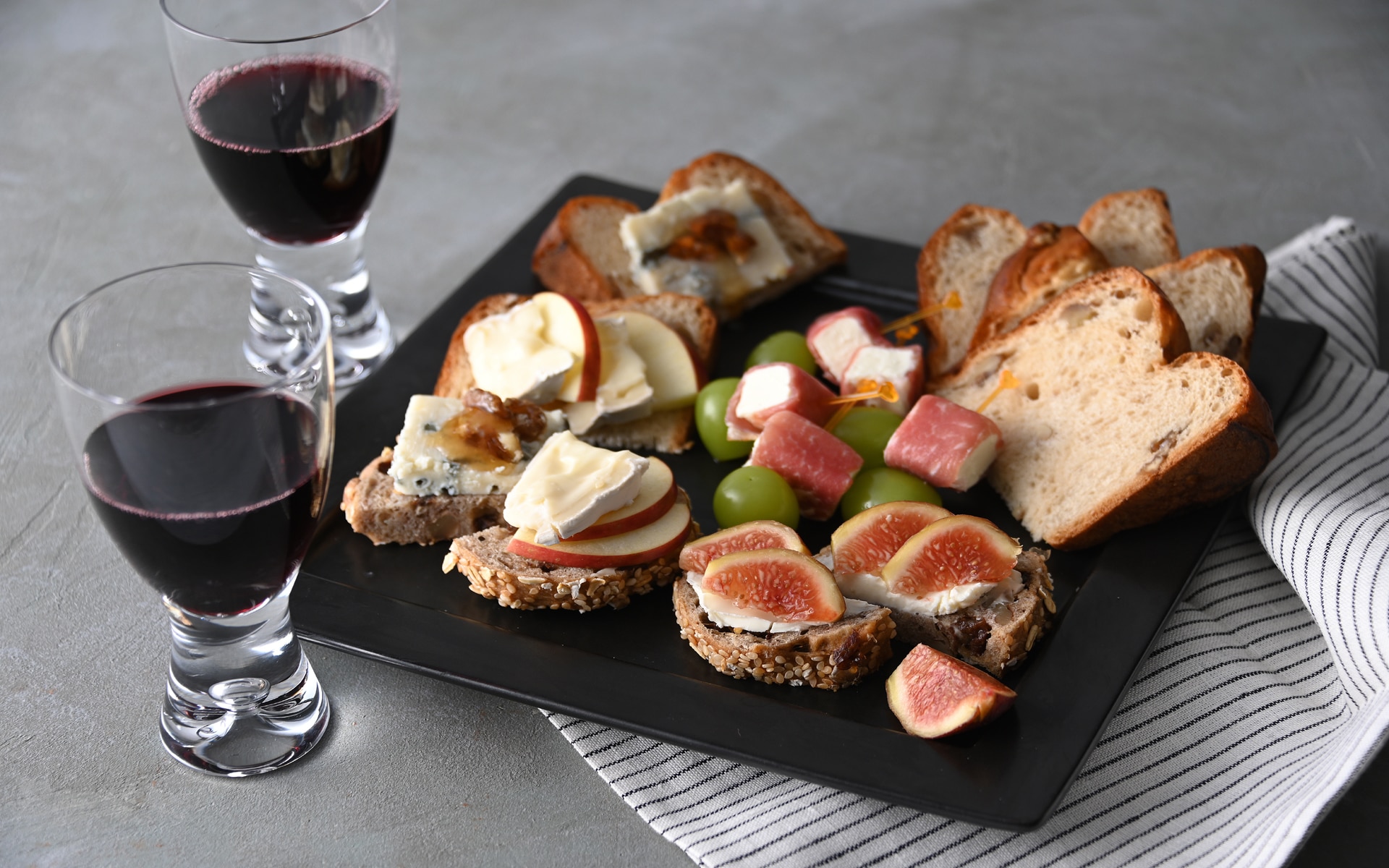 チーズを楽しむプレート（くるみパンとミューズリーボーラ）