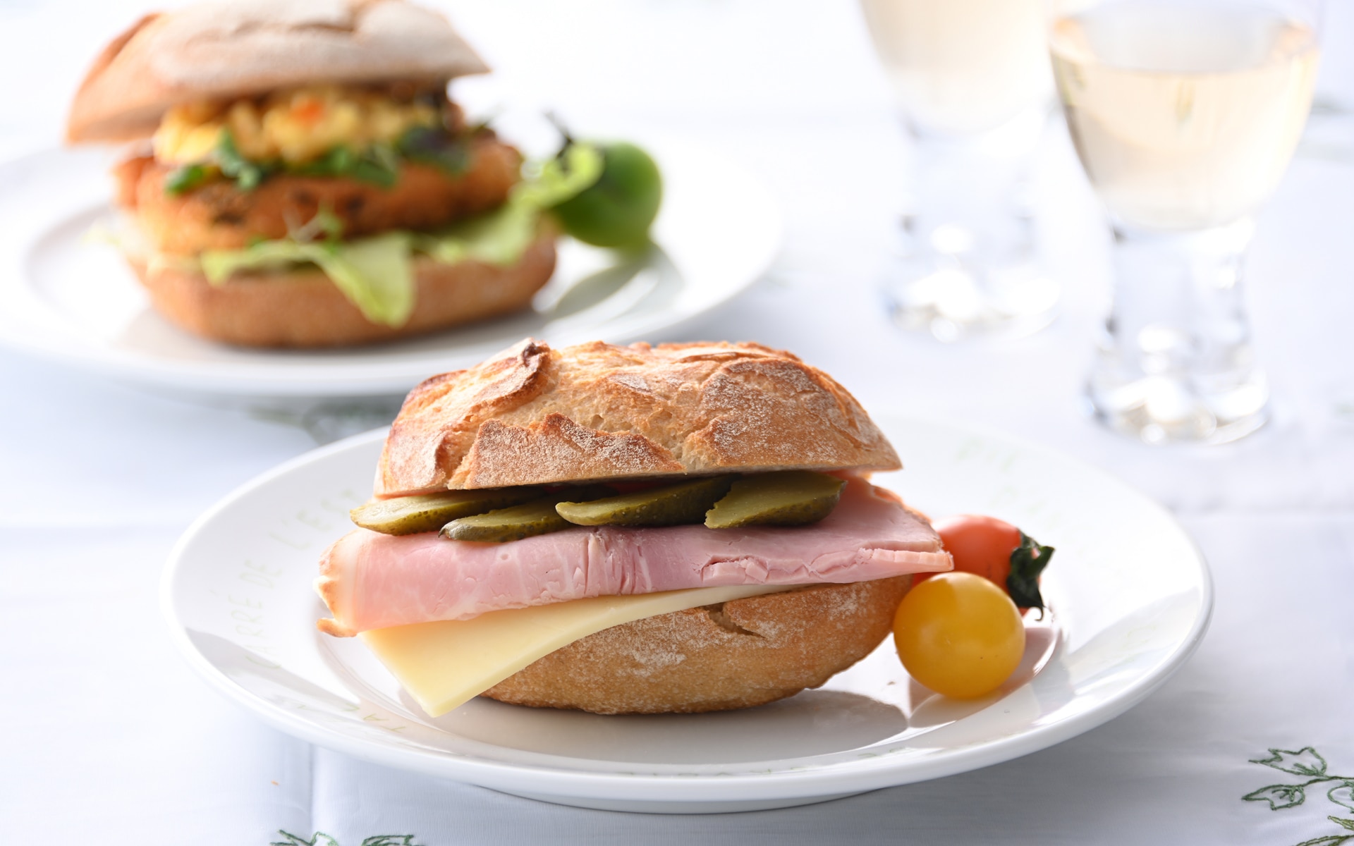 ボンレスハム&コンテチーズのサンド(ピクルス入り)