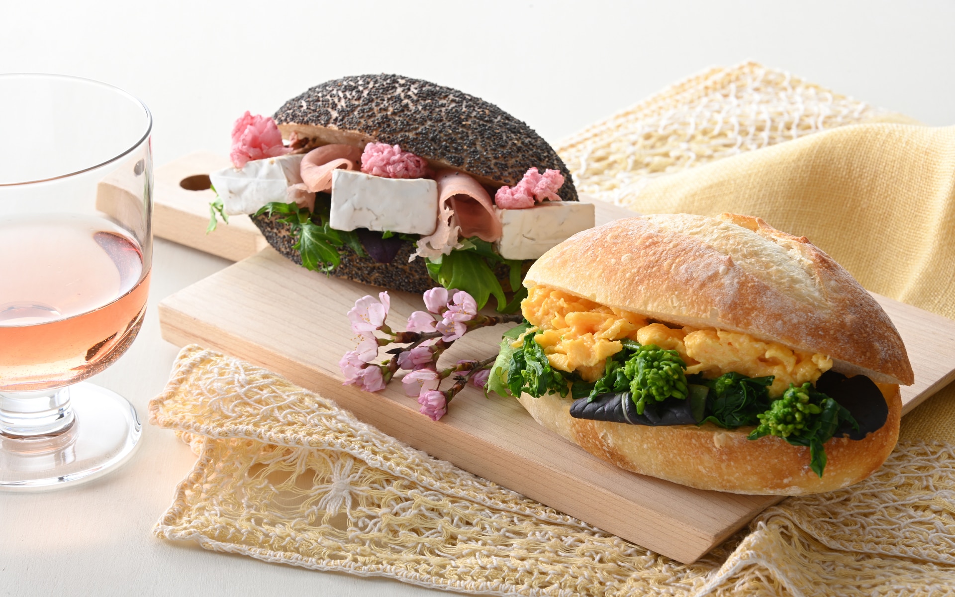 パルミジャーノ入りスクランブルエッグと菜の花のサンドイッチ