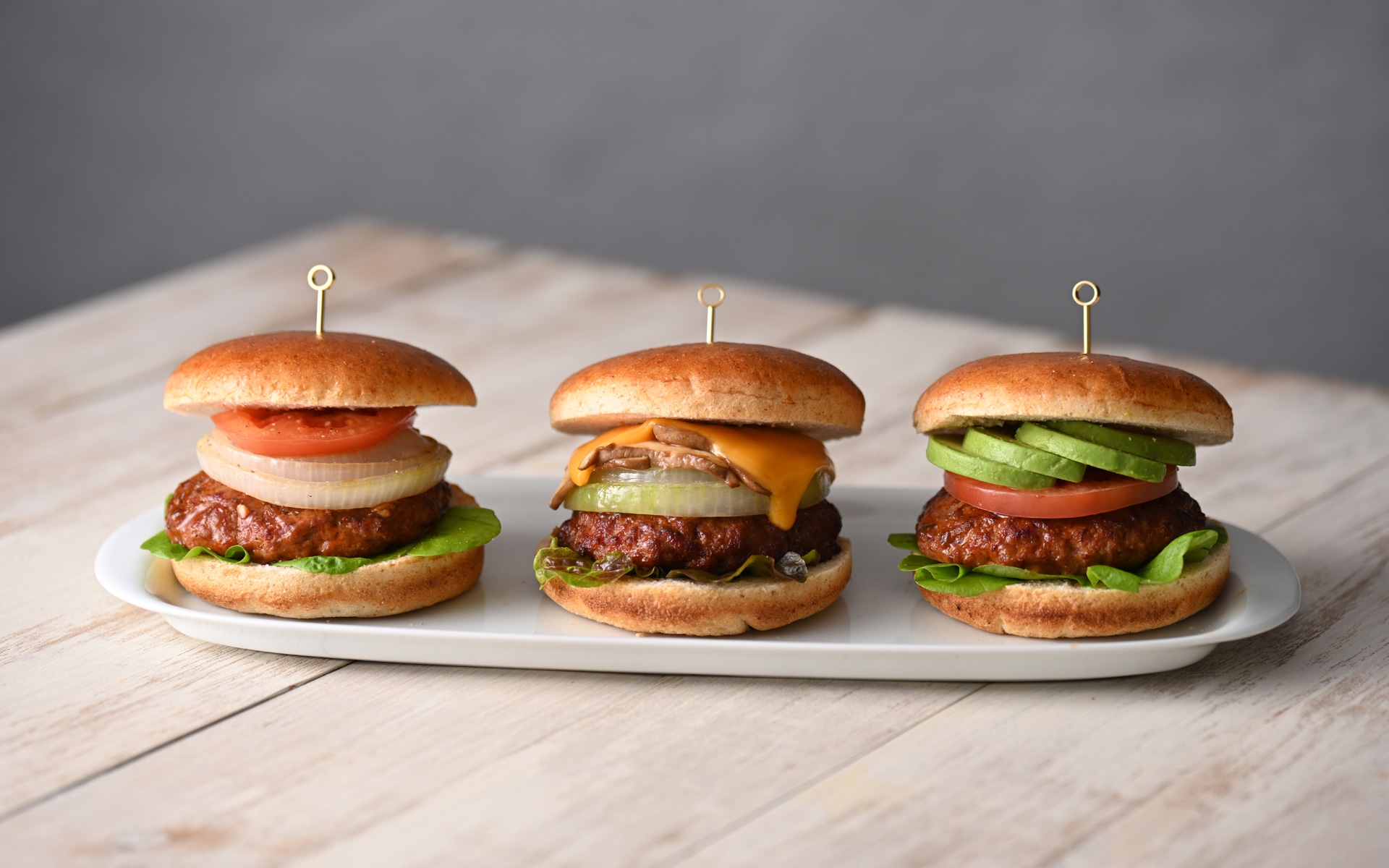 全粒粉バンズとヒュッゲ デンマーク風ハンバーグでハンバーガー