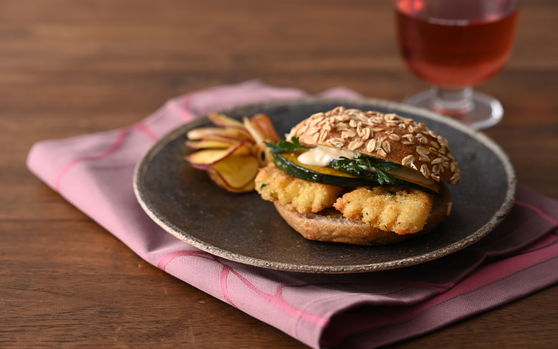 チーズパン粉のいかフライ＆秋野菜のタルタルサンド さつまいもチップス添え