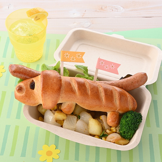 草むらで昼寝をしているのんびり屋さんのワンちゃんのイメージ