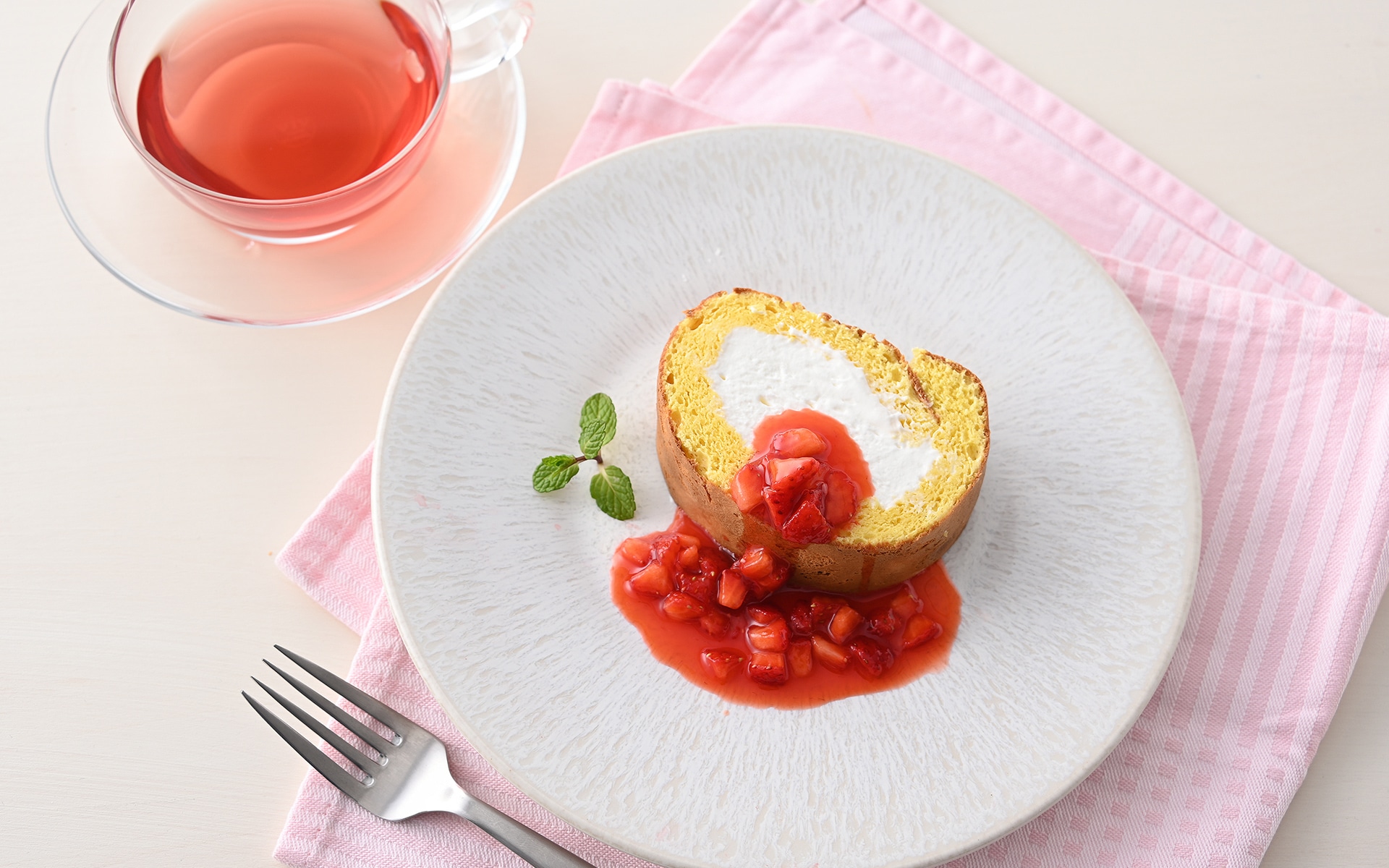 サゴタニ純生ロールケーキいちごのフレッシュソース添え