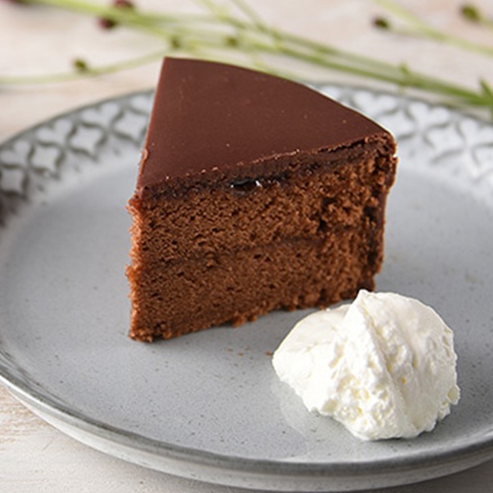 生クリームそ添えたザッハトルテ