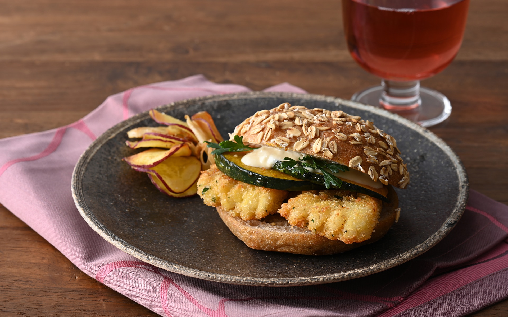 全粒粉ボーラでチーズパン粉のいかフライ＆秋野菜のタルタルサンド