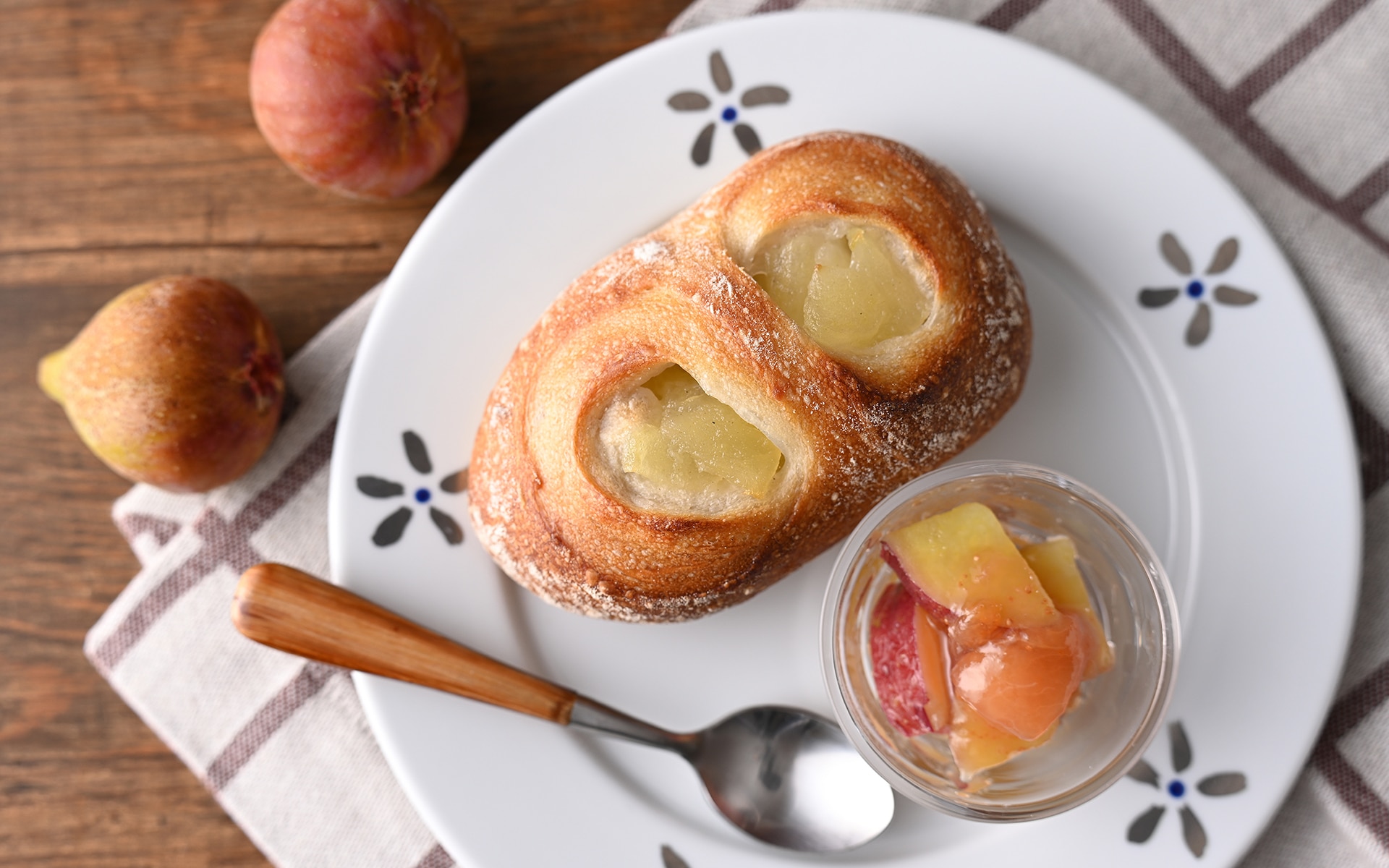 国産小麦のロールパン（芸北りんご）×さつまいも＆いちじくのジャム