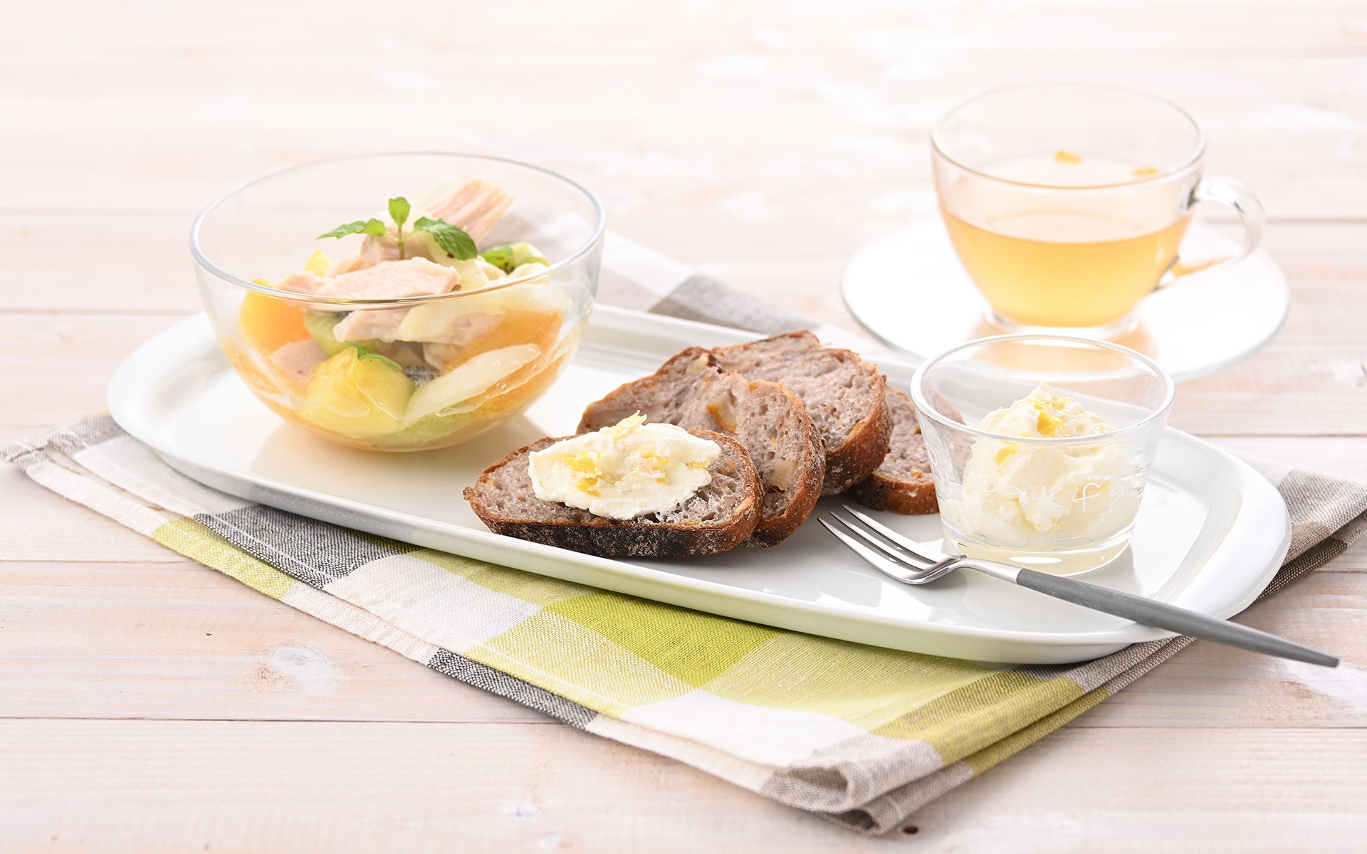 セロリとチキンのフルーツのサラダ&レモンチーズクリーム