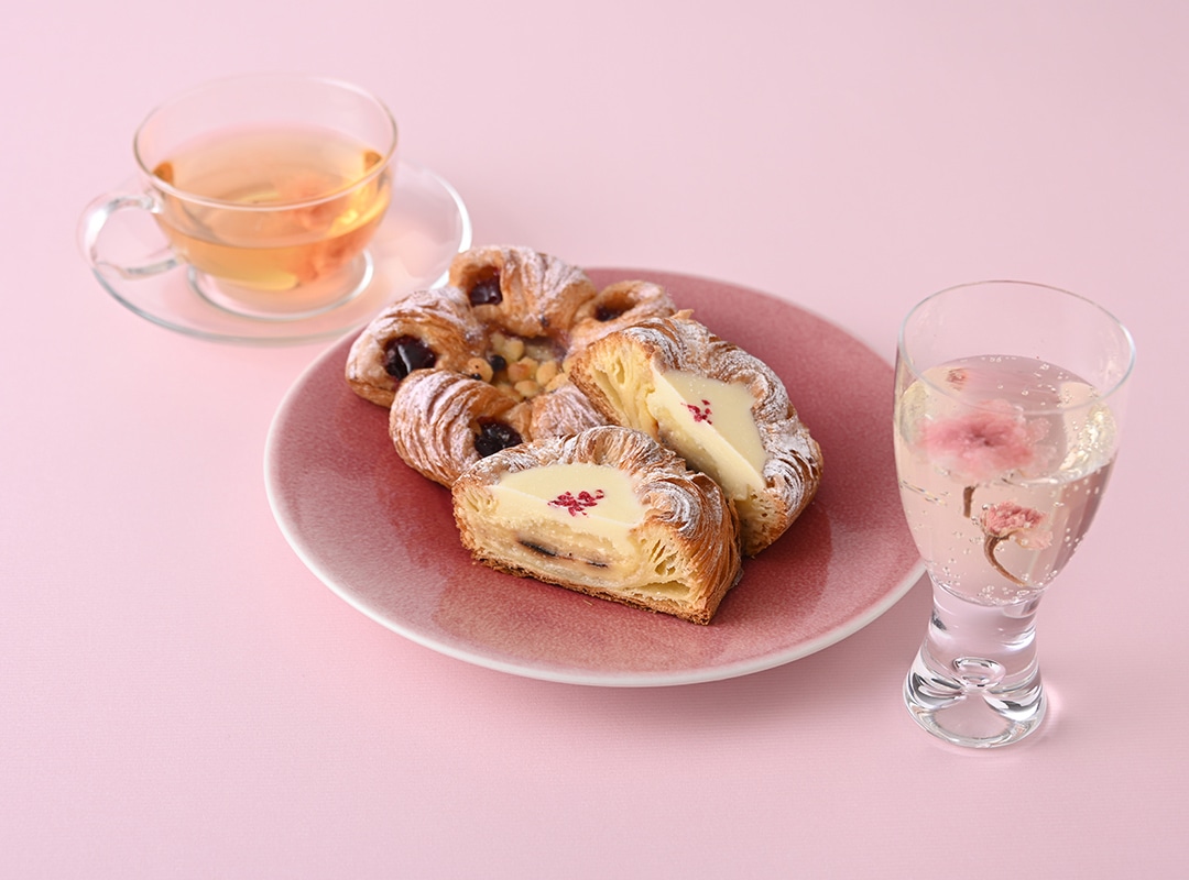 sakuraデニッシュ&ホワイトチョコのデニッシュ×さくらティー&さくらシャンパン