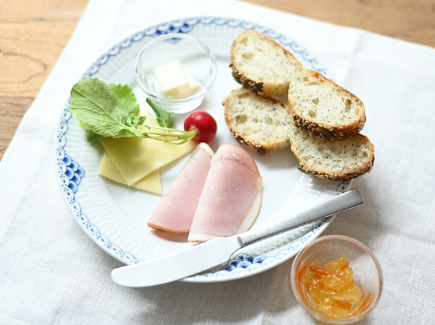 朝はパンとバターとチーズがあればいい感じ