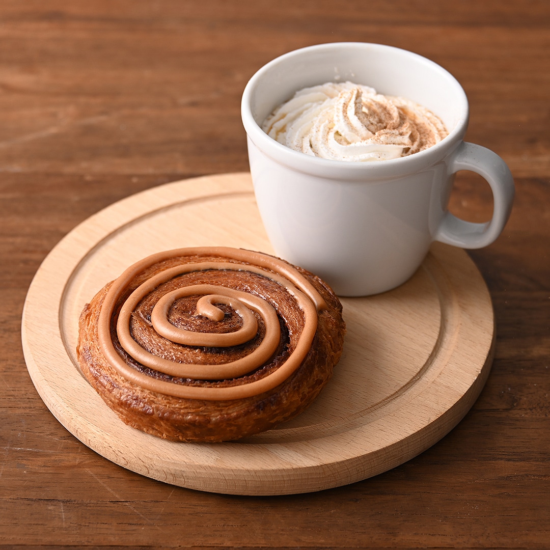 デニッシュ＆コーヒー〈ホイップ+シナモン〉の写真